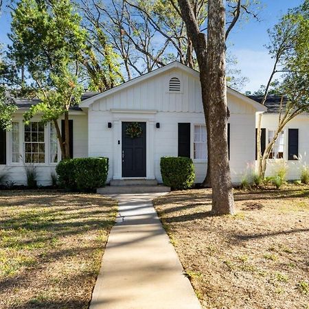 Luxury Bungalow Near Main W Hot-Tub And Firepit Villa Fredericksburg Exterior photo