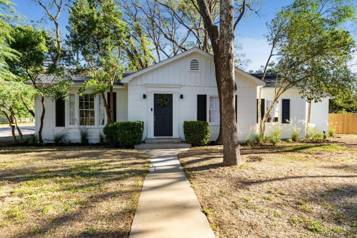 Luxury Bungalow Near Main W Hot-Tub And Firepit Villa Fredericksburg Exterior photo