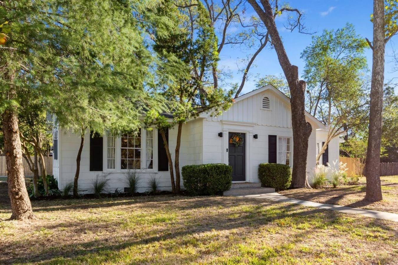 Luxury Bungalow Near Main W Hot-Tub And Firepit Villa Fredericksburg Exterior photo